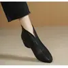 Botas de tornozelo forradas com fleece para mulheres, perfeitas para o outono e inverno. Estas botas Chelsea de sola macia são confortáveis e não vão cansar os seus pés.. Ideal para mães de meia-idade e idosas, combinam bem com vestidos