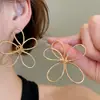 "Abalorio Floral de Perla" aretes de botón florales vintage con circonita y perla, aretes de lujo ligero de alta gama con un diseño único, aretes de nicho