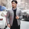 Nueva chaqueta ligera de algodón y seda para otoño e invierno para hombre, top corto casual de negocios con capucha y cuello alto, abrigo de algodón cálido para hombre