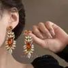 Brincos de Flor Azuis Exagerados Cravejados com Diamantes em Design Vintage, Brincos de Nicho e Luxuosos com Toque de Alto Padrão e Temperamento Único
