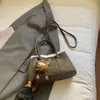 Comercio Exterior Transfronterizo Otoño e Invierno 2025 Nuevo Estilo Bolso de Mano de Alta Gama y Bolso Cruzado con Combinación Retro de Gamuza y Lana de Cordero