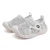 Sapatos infantis para bebês 22 primavera e verão novos para meninas, sola macia para bebês, malha simples para crianças, respirável, sapatos masculinos transfronteiriços