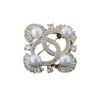 Directo de fábrica nuevos accesorios de boda broche de perla al por mayor en stock broche de moda para ropa de mujer incrustado de diamantes