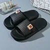 Envío gratis nuevas pantuflas de una tira para hombre, para casa, baño, antideslizantes, suela suave, transpirables, casuales, combinan con todo, pantuflas para hombre