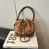 Bolsa de textura de alta qualidade feminina 2026 novo estilo nicho primavera e verão versátil bolsa de ombro único transversal bolsa de mão tipo balde da moda