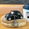 Llavero Creativo de Coche de Juguete Escarabajo de Doble Puerta Divertido Juguete de Descompresión para Estudiantes Colgante Regalo de Máquina de Garra Venta al por Mayor