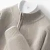 25 Prendas de Punto de Cachemira Nuevas para Hombre en Invierno Engrosadas y Cálidas Color Sólido Versátiles Simples de Media Cremallera Holgadas Cuello Alto Prendas de Punto