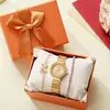 Reloj redondo pequeño de plata con detalles de diamantes completos combinado con un juego de joyería de cinco piezas: conjunto de collar en V de cadena gruesa, aretes y pulsera, estilo ins de alta gama