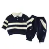 Ropa Infantil Primavera y Otoño Elegante Conjunto de Polo para Niños con Mangas Largas Rayadas, Logo de Caballo Bordado y Conjunto de Dos Piezas Polo Rayado Moderno