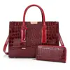Bolsa tote grande de couro envernizado com padrão de crocodilo para mulheres, nova bolsa de mão da moda europeia e americana de 2026, bolsa para ombro e transversal para o dia a dia