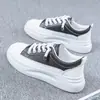 Zapatillas blancas para mujer 2026 primavera y otoño nuevas transpirables zapatillas de estudiante estilo coreano zapatos de plataforma que aumentan la altura zapatos casuales D08 zapatillas