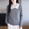 Cardigã de tricô com gola de renda patchwork estilo francês transfronteiriço, um suéter suave e feminino com gola de boneca, perfeito como uma peça de outer wear curta para mulheres baixinhas, ideal para usar em camadas.
