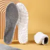 Sapatos quentes de flanela não soltam fiapos, são resistentes a odores, absorvem o suor, são respiráveis e possuem palmilhas grossas, confortáveis e absorventes de impacto com toque macio.