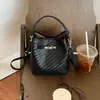 Bolsa de mão tipo cesta de vegetais transfronteiriça para mulheres 2026 nova bolsa versátil de mão bolsa de nicho para o dia a dia bolsa tiracolo bolsa tipo balde estilosa