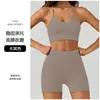 Conjunto de yoga con espalda cruzada, shorts de yoga de tiro alto con control de abdomen y efecto push-up en los glúteos, y sujetador deportivo de tirantes finos