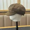 Gorra octogonal retro de gamuza con etiqueta pequeña de cuero para otoño e invierno para mujer, nueva moda 2026 gorra de vendedor de periódicos versátil
