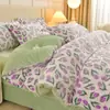 Set de cuatro piezas de terciopelo de leche bordado tridimensional engrosado para otoño e invierno, con un diseño fresco y elegante, cálido terciopelo de copo de nieve y un juego de tres piezas de terciopelo para bebé