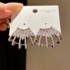 Pendientes Geométricos en Forma de Arco con Circonita y Aguja de Plata, Sensación de Lujo Ligero y Gama Alta, Modernos y Versátiles, Joyería de Oreja Sencilla con un Diseño Único