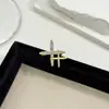 Nuevo broche de aleación para mujer, moderno y de alta gama, pin de lujo nicho para abrigos y trajes, simple y elegante, broche versátil