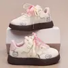 Zapatillas de suela blanda para niñas, zapatillas de entrenamiento alemanas para niños, nuevos zapatos casuales primavera/otoño 2026, ligeros y antideslizantes, zapatillas deportivas para niñas