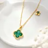 Collar de flor de cuatro hojas de colores, nuevo modelo 2026 para mujer, diseño de alta gama, acero de titanio de nicho, cadena para la clavícula popular en línea, no se decolora