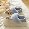 Chinelos de inverno quentinhos com sola grossa Song Xiaoke com sensação de pisar em fezes, sapatos peludos femininos para estudantes com calcanhar fechado, chinelos de algodão para mulheres usarem fora no inverno