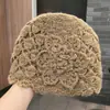 Touca de Crochê Flor Artesanal para Mulheres, Chapéu de Lã com Ponto Aberto Artístico para Afinar o Rosto, Chapéu Slouchy Quente Retrô para Outono e Inverno