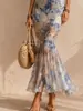 Vestido midi justo com estampa floral azul, sem alças, estilo bodycon rabo de peixe, puro desejo, ideal para férias, valoriza a silhueta, saia lápis