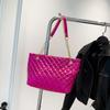 Bolso de mano de gran capacidad con hilo de bordado de rombos simple de color sólido, nuevo de principios de otoño 2023, moderno bolso tote de hombro ins que combina con todo
