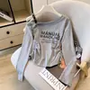 Camiseta Feminina de Manga Longa com Estampa de Letras Americanas e Alça de Ombro Oblíqua para Primavera e Outono com Cintura Franzida Tendência Off-Shoulder Camisa Básica Top