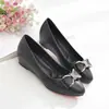 Mocassins populares de corte baixo para mulheres, novo estilo outono 2026, sapatos casuais baixos com laço para gestantes, sapatos de couro antiderrapantes para trabalho