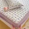 Algodón de borla cómodo y amigable con la piel Gasa de doble capa Clase A colcha acolchada arrugada falda de cama juego de tres piezas falda de cama individual funda de almohada individual cubierta de cama suave y esponjosa