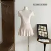 Conjunto de dos piezas puro y sexy: camiseta elástica de manga corta con cuello redondo + falda de cintura alta