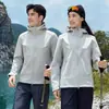 Ropa exterior funcional para otoño e invierno, impresa con el logo exterior de una pareja, chaqueta softshell gruesa con capucha, que ofrece tres capas de protección