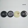 Suministro Directo de Fábrica de Botones de Resina de Cuatro Agujeros con Borde Ancho en Stock para Venta al por Mayor. Botones para Abrigos, Gabardinas y Trajes, Botones de Abrigo Cosidos a Mano