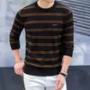 Nova coleção de outono: Suéter de tricô Puyuan para homens, uma peça versátil de jacquard listrado, perfeita como camada intermediária ou base para uso casual