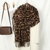 Bufanda con estampado de leopardo para mujer, chal clásico de cachemira gruesa con borlas estampadas, otoño e invierno, bufanda cálida combinable con todo, estilo europeo y americano, venta al por mayor