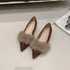 Sapatos de escritório pontudos decorativos, emagrecedores, que aumentam a altura e versáteis para mulheres, sapatos de bico fino 2026, sapatos de pelúcia outono nova moda