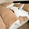 Juego de ropa de cama de cuatro piezas de terciopelo de leche engrosado y estampado para el calor del invierno, que incluye una sábana plana, una funda de edredón y una sábana bajera, diseñado para un aspecto lujoso y sofisticado en el dormitorio principal.