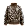 10033 Chaqueta unisex estilo americano con bordado de estampado de leopardo, cuello alto y corte ajustado