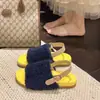 Sandálias de pelúcia com uma tira e sola reta para mulheres, novo estilo outono/inverno 2026, com sola macia, antiderrapantes, estilosas e versáteis