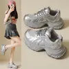 Nuevas zapatillas de papá de verano para mujer, estilo universitario, transpirables, de suela gruesa, que aumentan la altura, antideslizantes, versátiles, zapatos casuales, zapatillas para correr