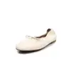 Sapatilhas de pele de carneiro de camada superior para mulheres, novo modelo de outono, couro genuíno bico redondo estilo coreano com laço, sapatos baixos de cor sólida sem cadarço