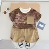 2024 Nuevo Verano Niños Cuello Redondo Letra Camuflaje Manga Corta Casual Algodón Pantalón de Cinco Cuartos Conjunto de Dos Piezas Fabricante Venta al por Mayor