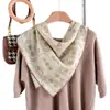 Bufanda Cuadrada Mediana MiXing Floral 100% Lana con Bordes Enrollados a Mano y Estampado, Chal Cálido de Lana Pura para Mujer Otoño e Invierno