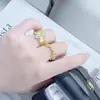 Anillo Retro Ancho Abierto Vintage de Alta Gama con Diamantes Brillantes Cepillado Nicho Lujo Ligero Apilable para Mujeres