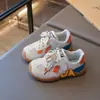 Sapatos femininos, tênis esportivos infantis, novo estilo outono 2026, tênis de corrida em malha, sapatos Forrest Gump para meninos estudantes