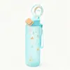 Taza deportiva de plástico con tapa abatible transfronteriza, taza linda con estampado, taza de plástico para estudiantes, portátil para exteriores, gran capacidad, taza con popote, venta al por mayor