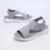 Ropa de exterior casual de verano transfronteriza europea y americana Sandalias de punta abierta con suela gruesa para mujer Sandalias de playa con pedrería Tacones de cuña Venta al por mayor Tallas grandes