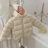 Nueva chaqueta de algodón plumón para niñas, abrigo ligero de algodón para niños, chaqueta de algodón de otoño e invierno para niños, prenda exterior con capucha para niños pequeños
